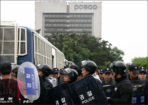 지난 19일 포스코 본사를 사이에 두고 경찰과 노조원들의 대치상황. 포스코와 경찰은 본사 건물에 전기를 끊고 음식물 반입을 전면 중단한 상태다. 